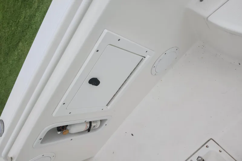 Slide: The Image of 2007 Edgewater 228CC boat interior with storage compartment and fire extinguisher. - 25