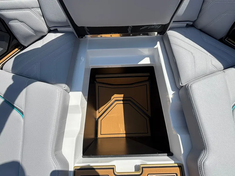 Slide: The Image of Tigé Ultré 23ZX 2027 - 39