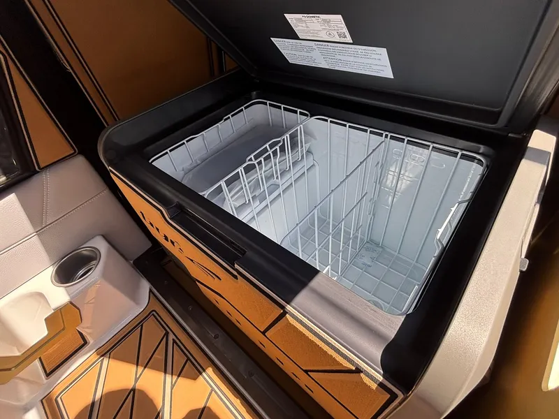 Slide: The Image of Tigé Ultré 23ZX 2027 - 32