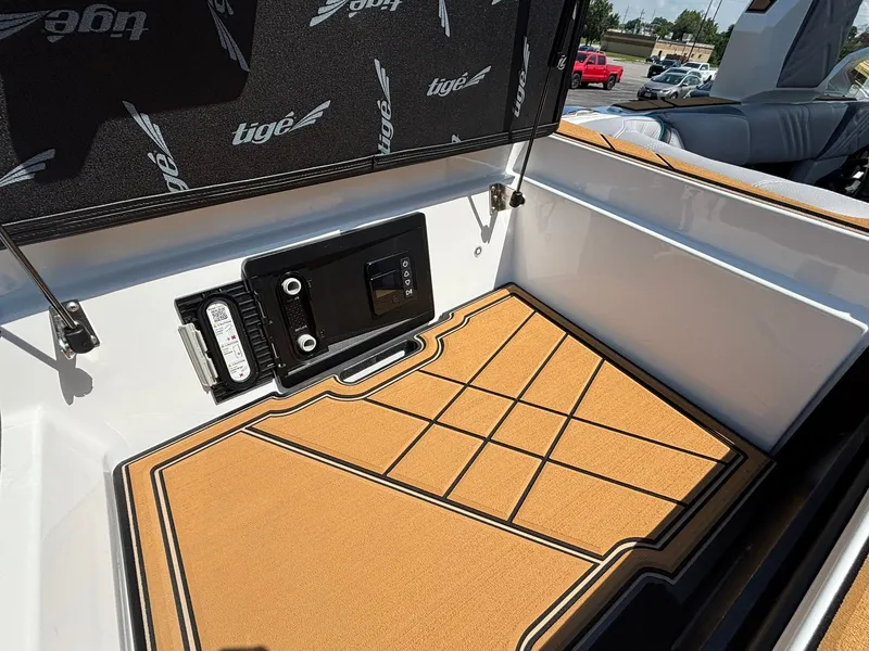 Slide: The Image of Tigé Ultré 23ZX 2027 - 17