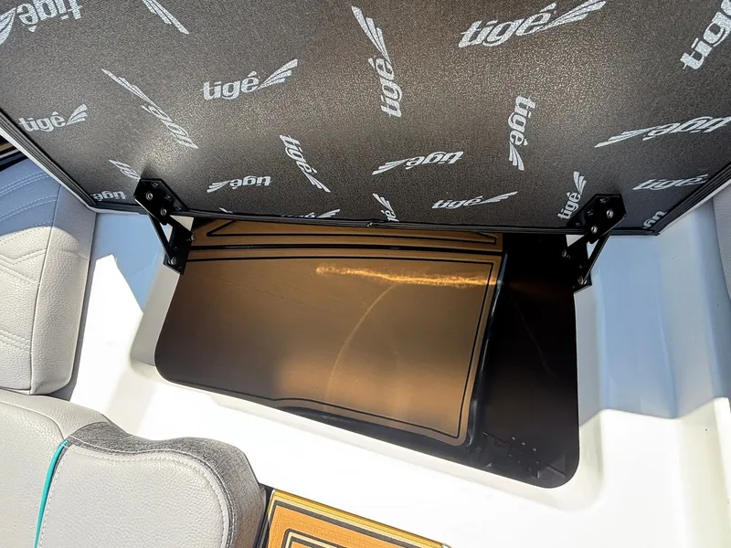 Slide: The Image of Tigé Ultré 23ZX 2027 - 36