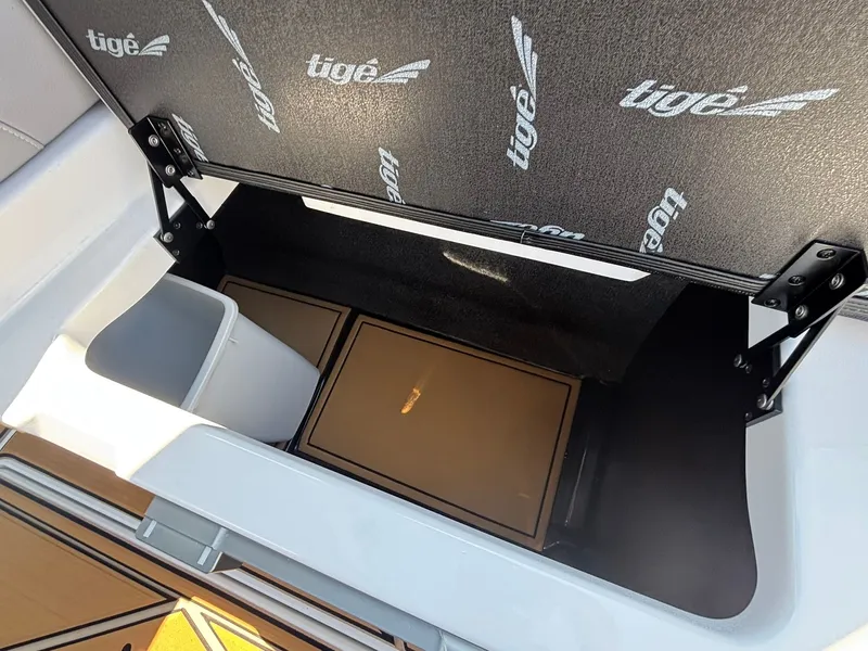 Slide: The Image of Tigé Ultré 23ZX 2027 - 29