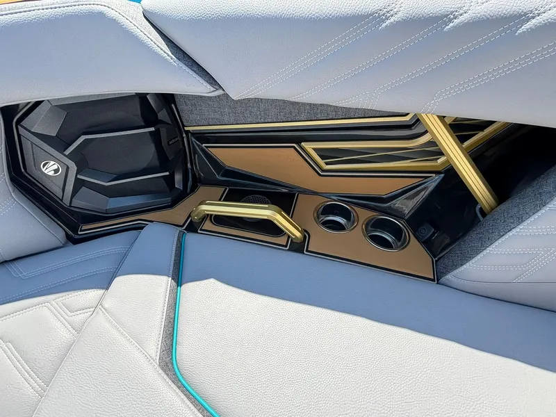 Slide: The Image of Tigé Ultré 23ZX 2027 - 37