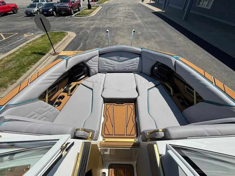 Slide: The Image of Tigé Ultré 23ZX 2027 - 35