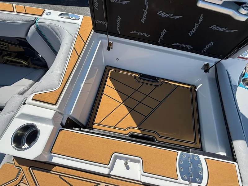 Slide: The Image of Tigé Ultré 23ZX 2027 - 18