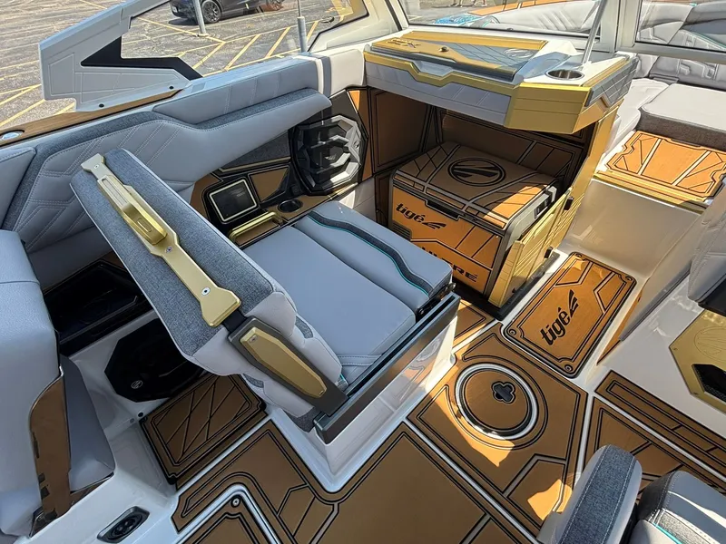 Slide: The Image of Tigé Ultré 23ZX 2027 - 26