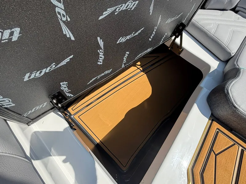Slide: The Image of Tigé Ultré 23ZX 2027 - 38