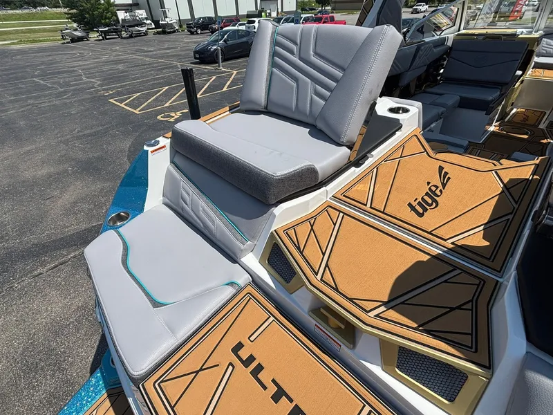 Slide: The Image of Tigé Ultré 23ZX 2027 - 15