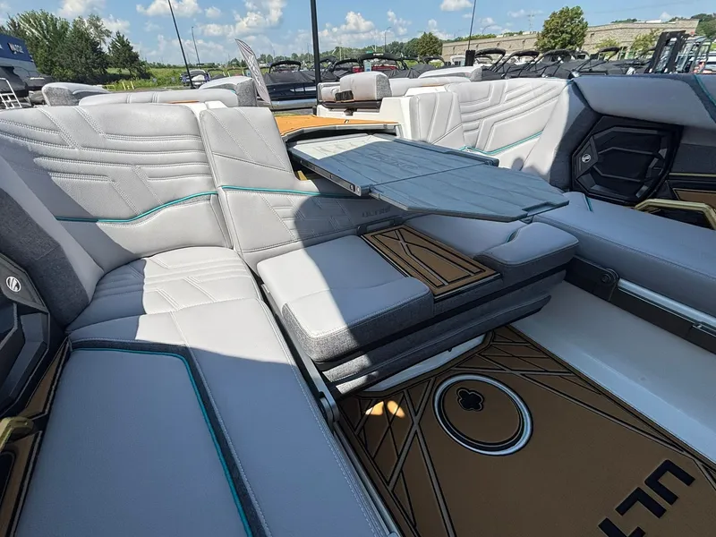 Slide: The Image of Tigé Ultré 23ZX 2027 - 20