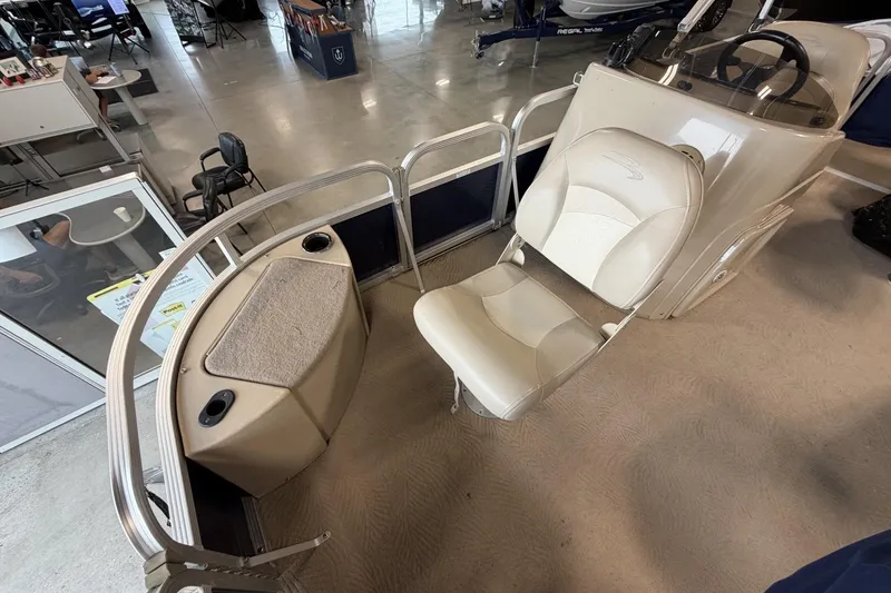 Slide: The Image of Interior of a 2010 Bennington 20SFi boat with seating and console. - 18