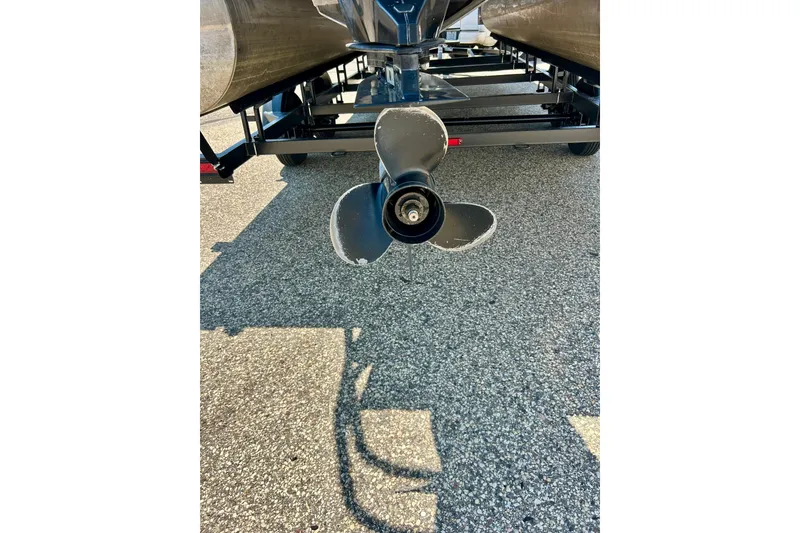 Slide: The Image of Propeller of a 2017 Starcraft CX 23 RE boat on a trailer. - 33