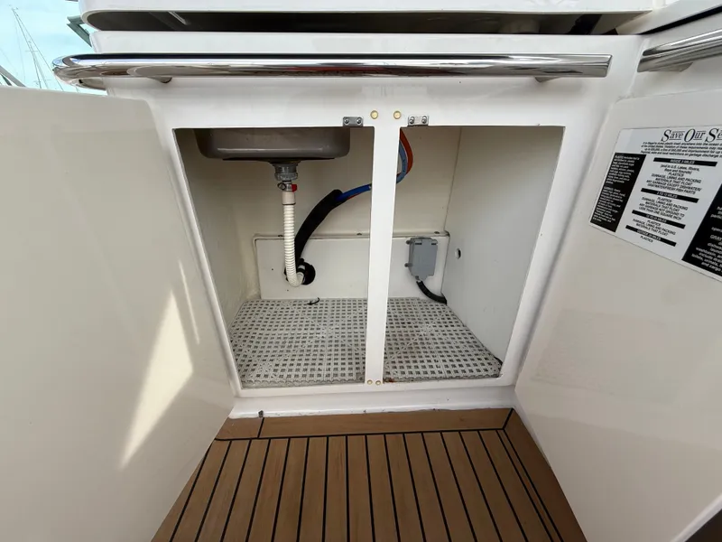 Slide: The Image of Sea Ray 370 Venture 2013 - 50