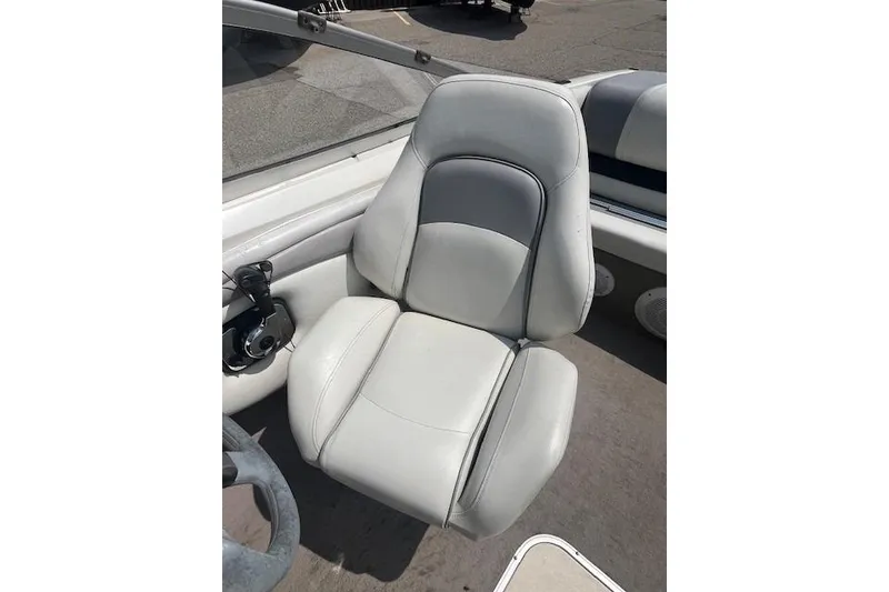Slide: The Image of 2008 Stingray 195 LX boat seat, white leather upholstery, sleek design. - 9