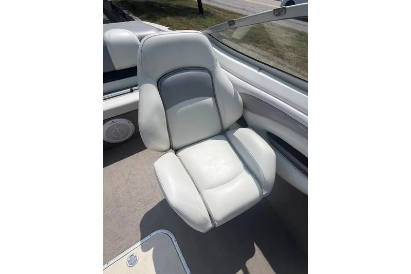 Slide: The Image of 2008 Stingray 195 LX boat seat, white leather upholstery, interior view. - 8