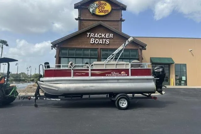 The Image of 2025 Sun Tracker Bass Buggy 18 DLX pontoon boat outside Tracker Boats store. - 1
