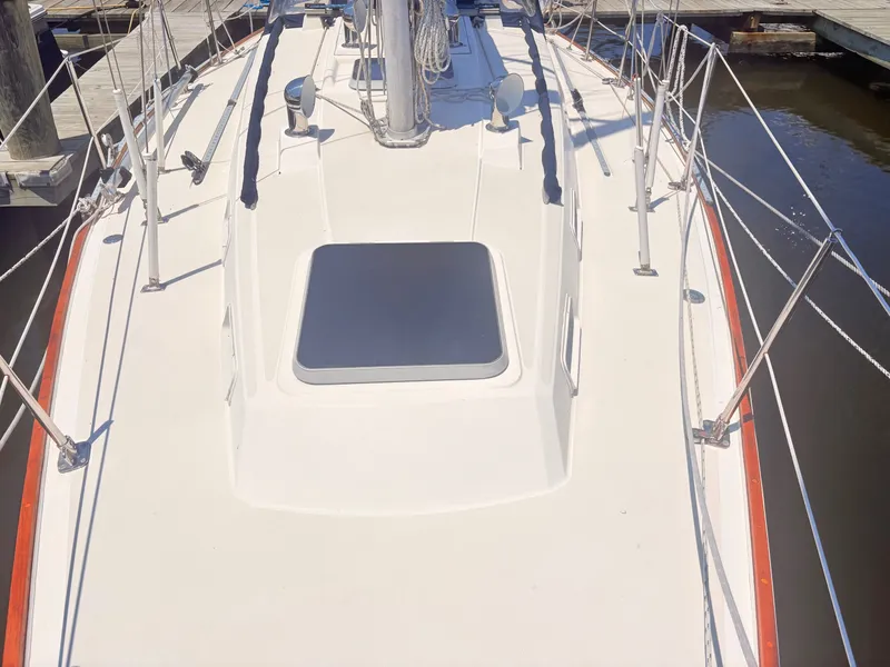 Slide: The Image of The deck of a 1987 Sabre 30 MK III with clean lines and a central hatch. - 6