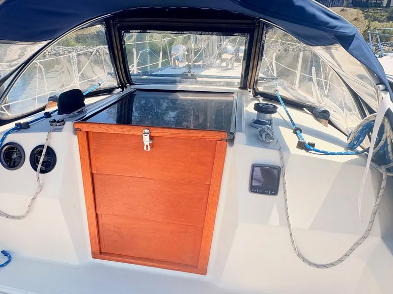 Slide: The Image of The image shows the cockpit of a 1987 Sabre 30 MK III with a wooden door and blue ropes. - 9