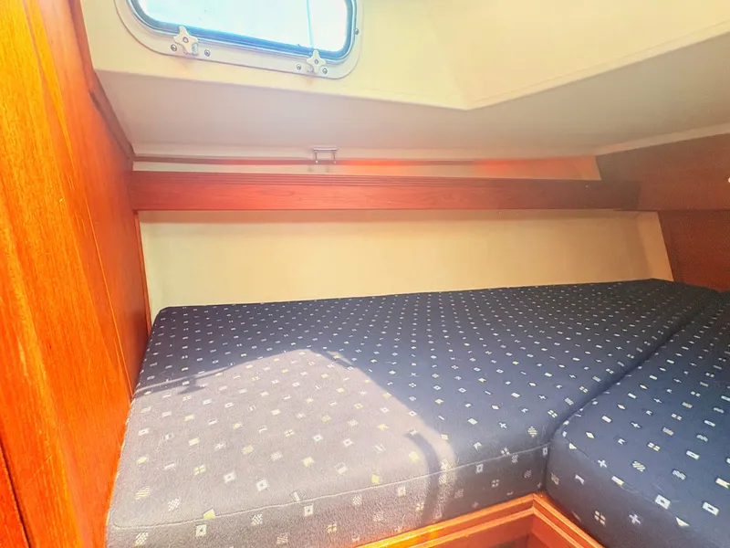Slide: The Image of The cabin of the 1987 Sabre 30 MK III features a cozy bed with patterned upholstery. - 24