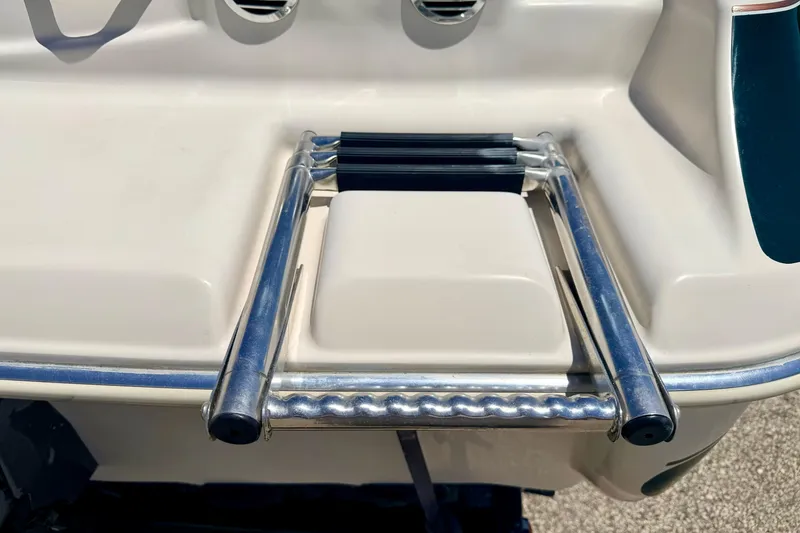 Slide: The Image of 2002 Larson LXi 210 boat swim platform with retractable ladder. - 19