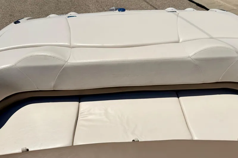 Slide: The Image of 2002 Larson LXi 210 boat interior with white leather seating. - 23