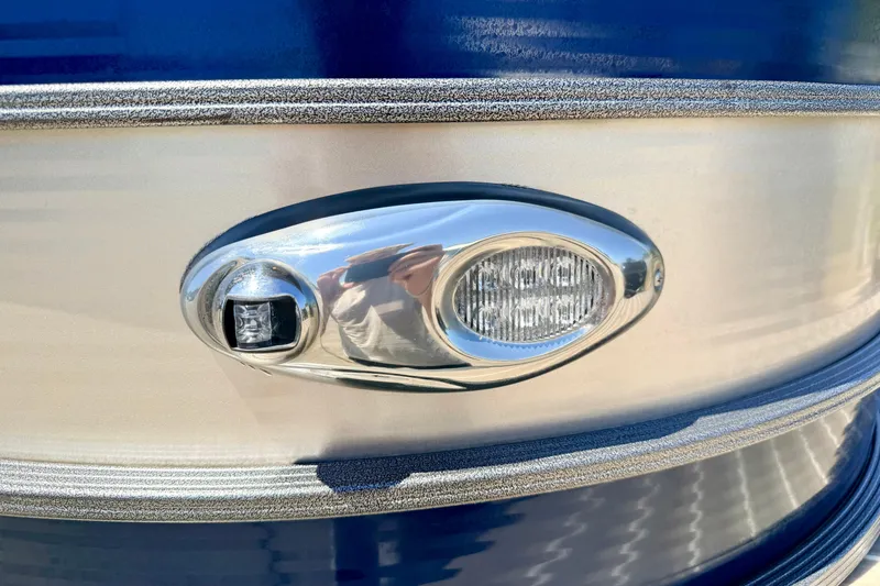 Slide: The Image of Close-up of a 2015 Manitou 25 SES BENCH boat light fixture. - 91