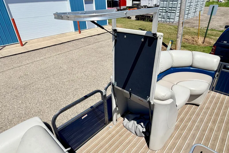 Slide: The Image of 2015 Manitou 25 SES BENCH pontoon boat with comfortable seating and modern design. - 83