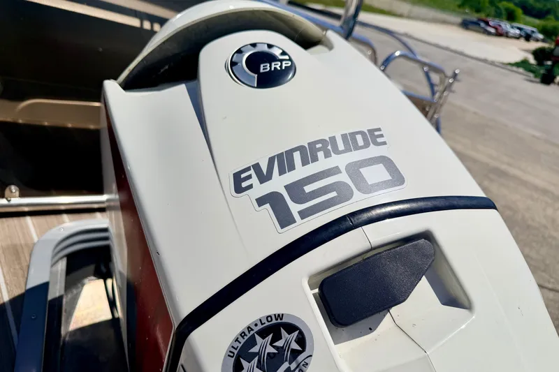 Slide: The Image of Evinrude 150 engine on 2015 Manitou 25 SES BENCH boat, featuring BRP logo. - 21