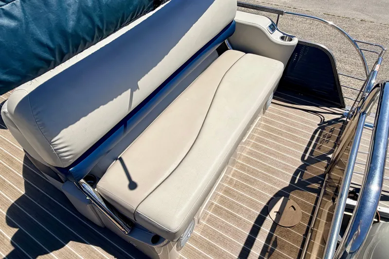 Slide: The Image of 2015 Manitou 25 SES BENCH with beige seating and striped flooring. - 72
