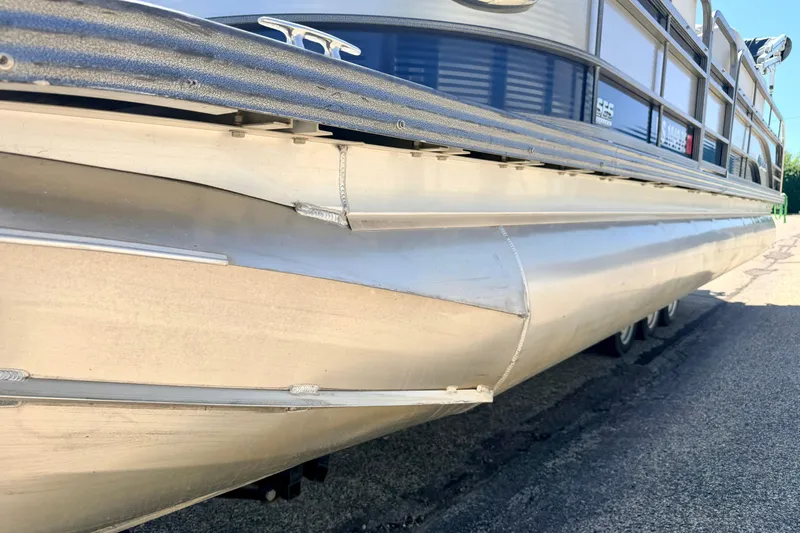 Slide: The Image of 2015 Manitou 25 SES BENCH pontoon boat side view on trailer. - 94