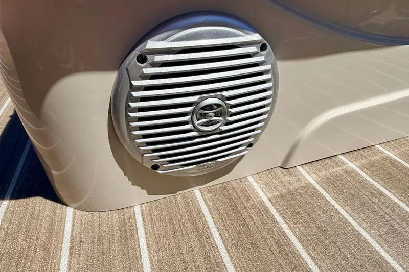 Slide: The Image of Speaker on 2015 Manitou 25 SES BENCH boat, mounted on striped deck. - 78