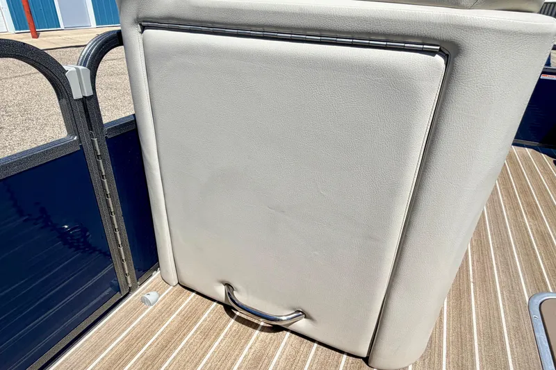 Slide: The Image of 2015 Manitou 25 SES BENCH boat seat with beige upholstery and metal handle. - 82