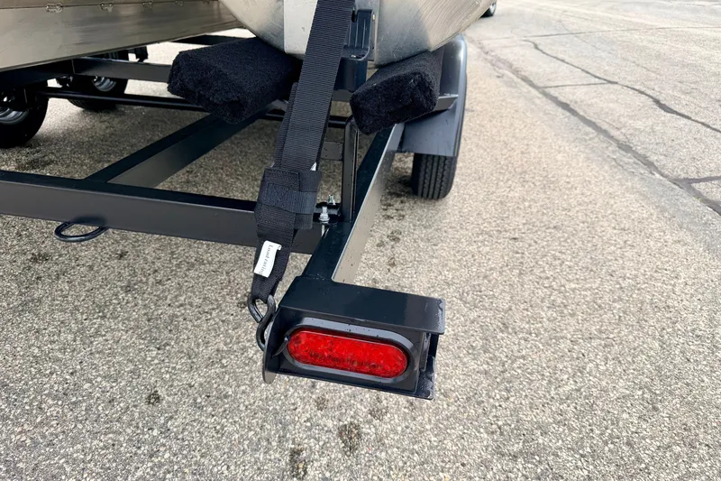 Slide: The Image of Trailer hitch and light of 2015 Manitou 25 SES BENCH on asphalt surface. - 100