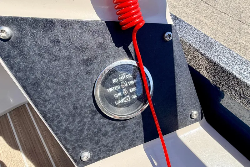 Slide: The Image of Control panel of a 2015 Manitou 25 SES BENCH boat with warning indicators. - 88