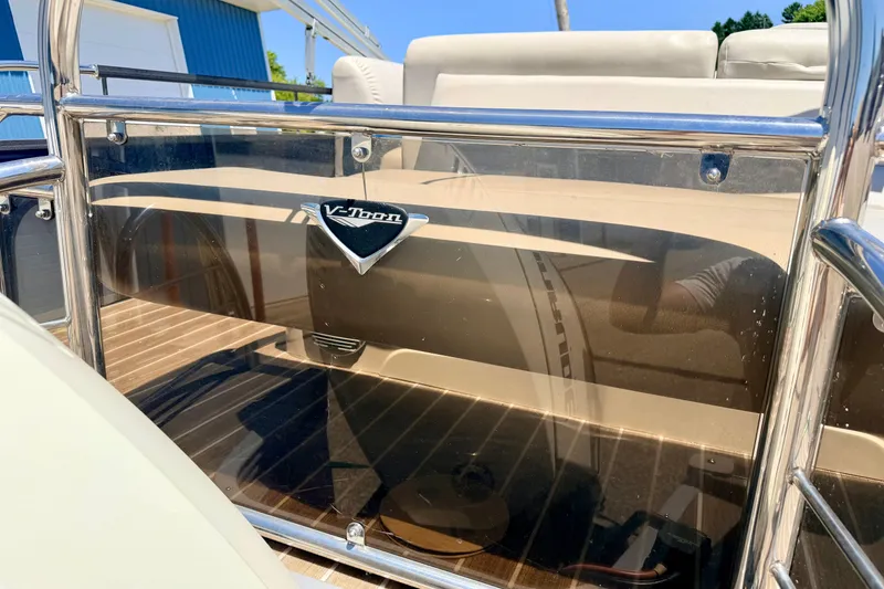 Slide: The Image of 2015 Manitou 25 SES BENCH boat with V-Toon technology, featuring sleek design and comfortable seating. - 26