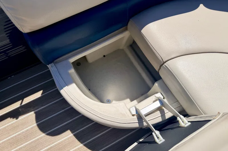 Slide: The Image of 2015 Manitou 25 SES BENCH boat seat with open storage compartment. - 57
