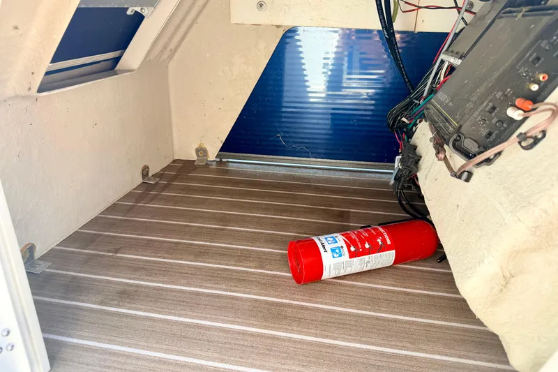 Slide: The Image of Interior of a 2015 Manitou 25 SES BENCH with fire extinguisher and wiring. - 43
