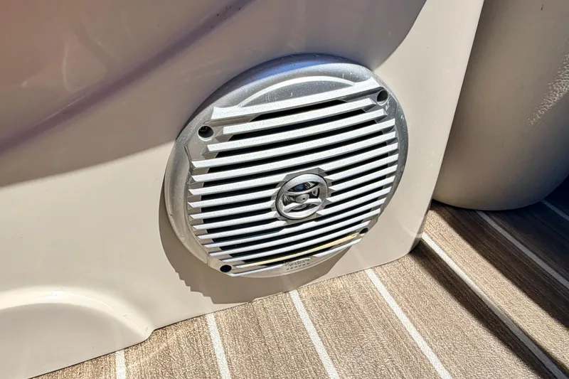 Slide: The Image of Speaker on 2015 Manitou 25 SES BENCH boat, mounted on striped flooring. - 79