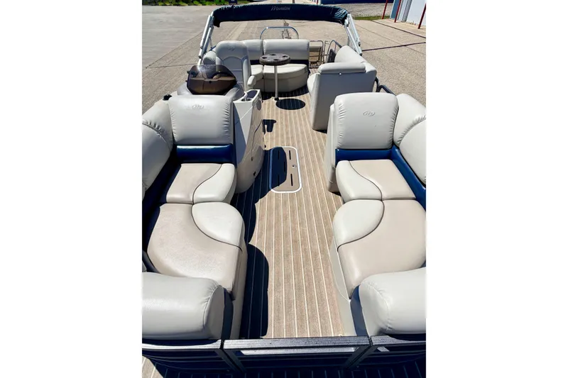 Slide: The Image of 2015 Manitou 25 SES BENCH pontoon boat with spacious seating and elegant interior design. - 27