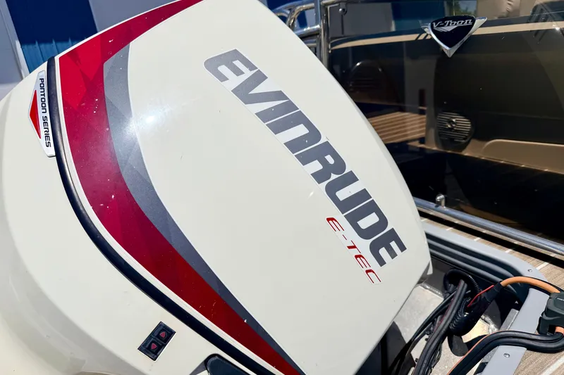 Slide: The Image of Evinrude E-TEC outboard motor on 2015 Manitou 25 SES BENCH pontoon boat. - 19