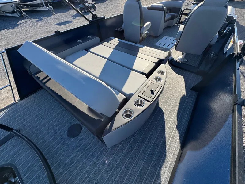 Slide: The Image of Premier 230 Sunsation RL 2026 - 40