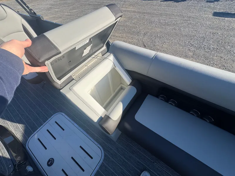 Slide: The Image of Premier 230 Sunsation RL 2026 - 19