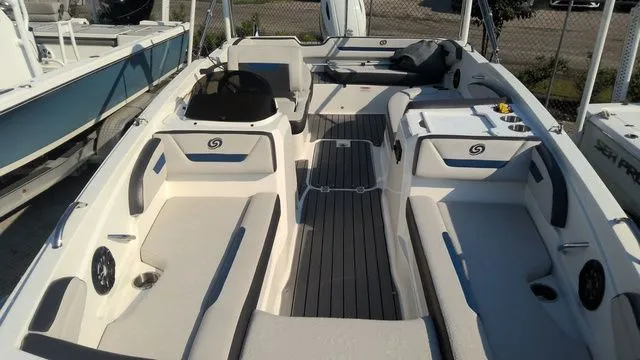 Slide: The Image of Hurricane SunDeck Sport 205 OB 2021 - 3