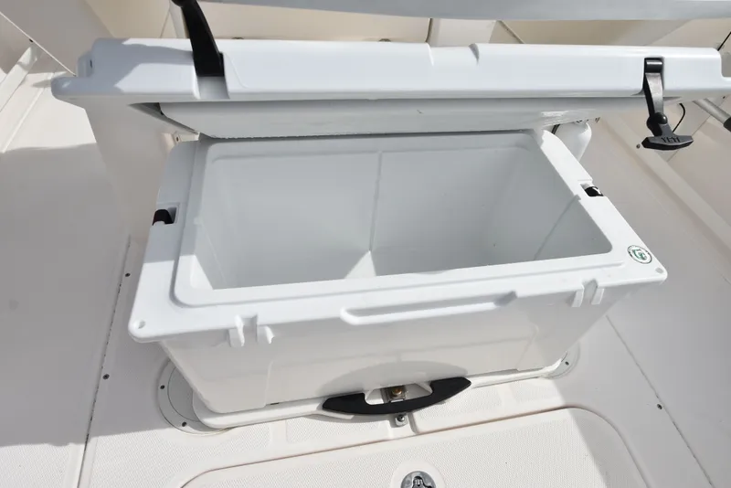 Slide: The Image of Everglades 255 Center Console 2014 - 39