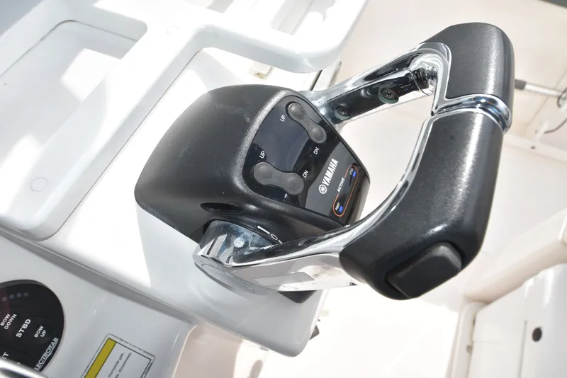 Slide: The Image of Everglades 255 Center Console 2014 - 32