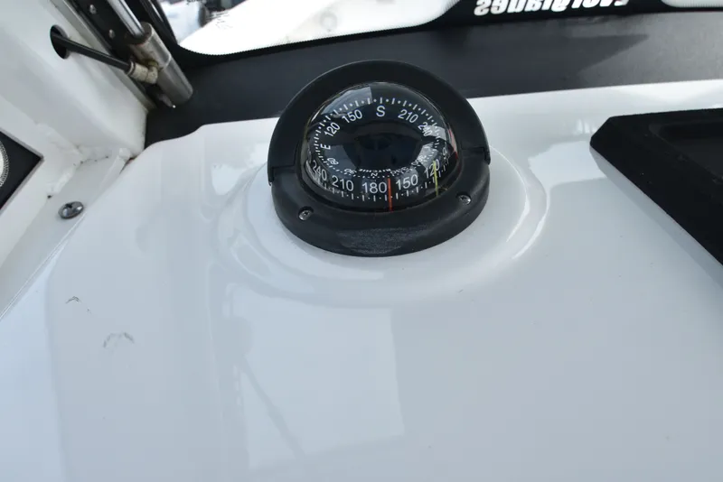 Slide: The Image of Everglades 255 Center Console 2014 - 29