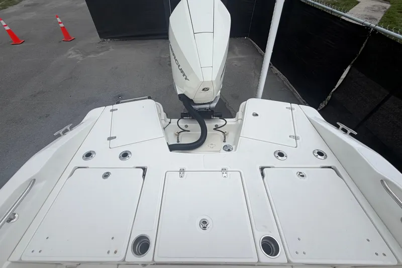 Slide: The Image of Boston Whaler 250 Dauntless 2022 - 53