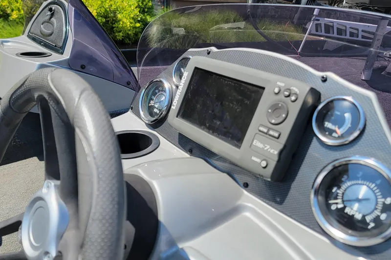 Slide: The Image of Dashboard of a 2015 Crestliner VT 18 boat with Lowrance Elite-7 fishfinder. - 4