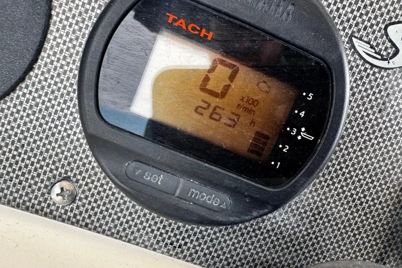 Slide: The Image of Tachometer display on 2006 Scout 222 Sportfish showing 263 hours. - 11