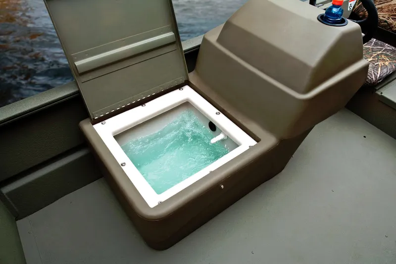 Slide: The Image of An open livewell on a Tracker Grizzly 1754 SC boat shows bubbling water. - 31