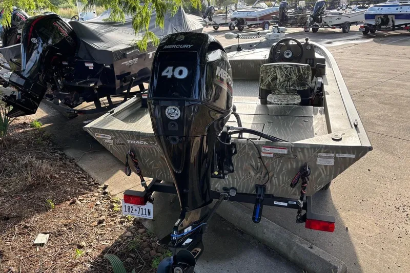 Slide: The Image of 2014 Tracker Grizzly 1754 SC boat with Mercury 40 engine, parked outdoors. - 9